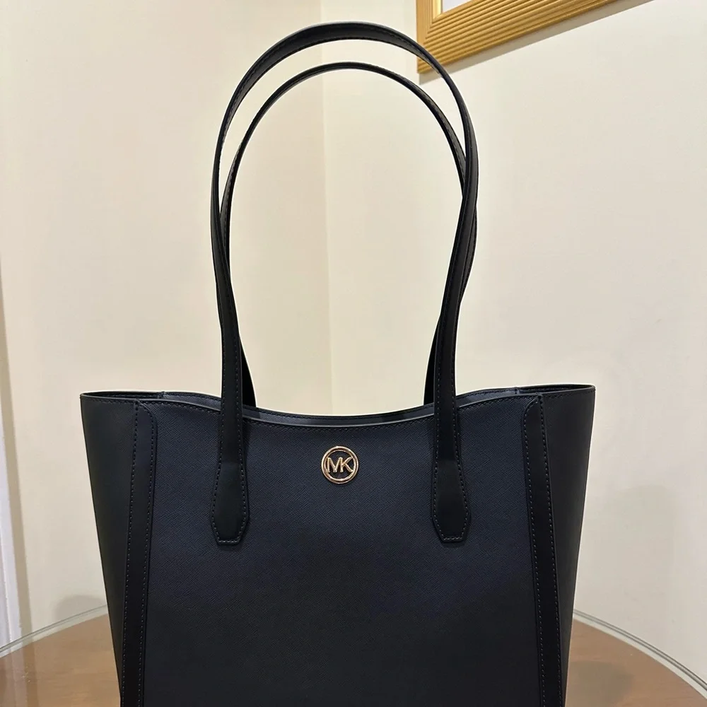 This is a brand new Michael Kors Leida Large Tote Bag. - Picture 2 of 4